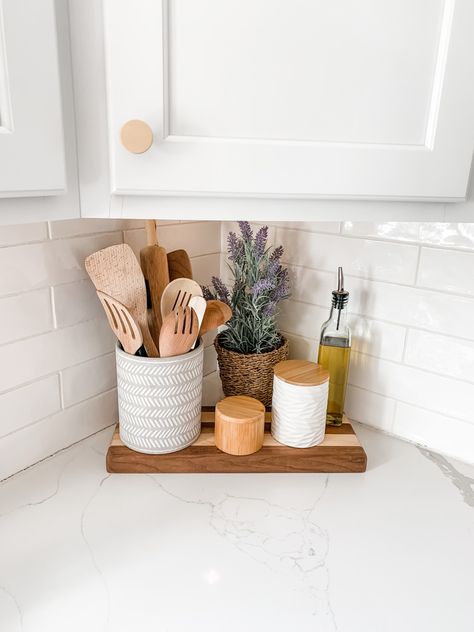 Small Kitchen Shelves Ideas, Tiny Bathroom Organization, Kitchen Organiser, Kitchen Vignettes, Kitchen Countertop Decor, Spring Styling, Staging Ideas, Hall Kitchen, Countertop Decor