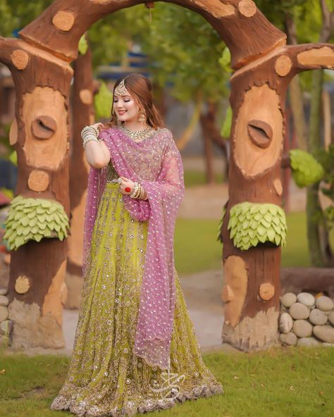 Mehndi Frocks, Simple Mehndi Dresses, Mehendi Dress, Pakistani Mehndi Dress, Kids Party Wear Dresses, Mehndi Dress, Time Travelers, Urdu Novel, Bridal Makeover