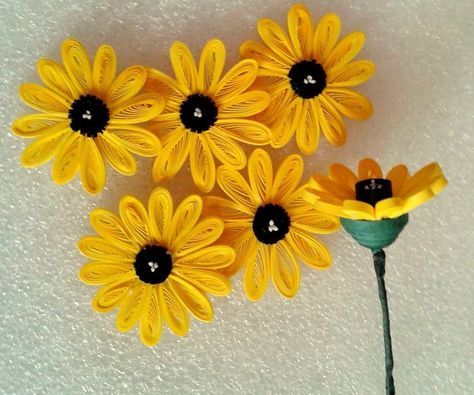 Quilling Beginners, Quilling Sunflower, Modern Quilling, Quilling Flowers Tutorial, Quilling Images, Quilling Paper Art, Quilling Flower Designs, Quilled Flowers, Arte Quilling