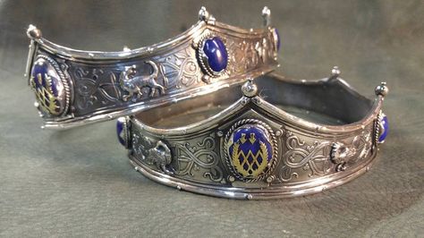 Looks more masculine with the larger, solid band, no negative space, and I like the slightly higher center. Made by Vrin Thomasino Medieval Crowns, Medieval Crown, Royal Crowns, Metal Crown, Princess Aesthetic, Royal Jewels, Wedding Tiara, Royal Jewelry, Crown Jewels