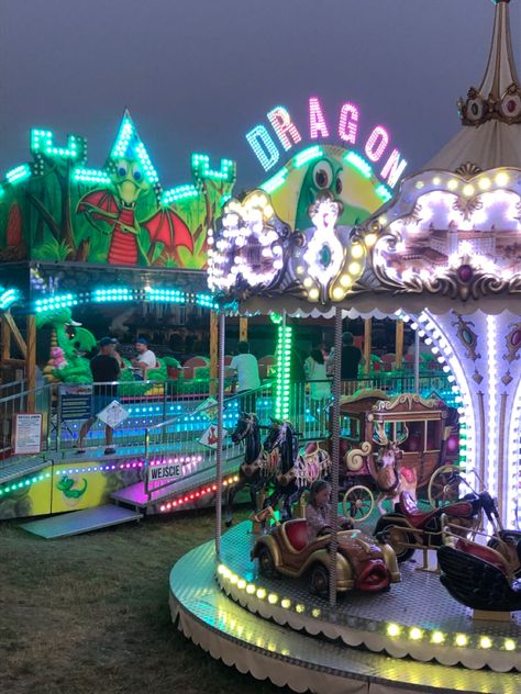 #aesthetic #funfair #neon #neonlights 80s Amusement Park, Thé Aesthetic, Funfair Aesthetic, Carnival Aesthetic, Carnival Date, Artist Ideas, 80s Neon, 80s Design, Bloxburg Ideas