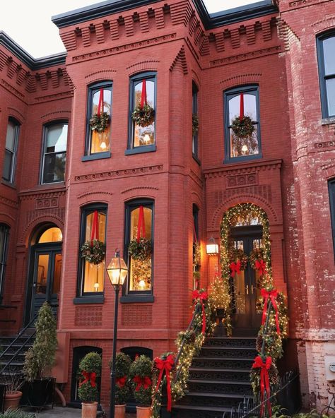 JOSH YOUNG | Christmastime in the City 🤍 . . . . . . . #christmas #holiday #joshyoungdesignhouse #christmasdecor #holidaydecor #townhouse #brownstone… | Instagram Josh Young Design, Townhouse Exterior, Window Wreath, Nyc Christmas, Wreaths And Garlands, Artist House, Christmas Window, Christmas Mood, Christmas House