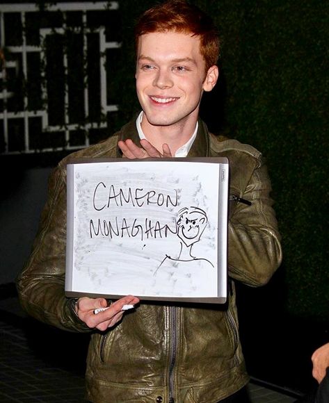 Doubtful artist #Cameronmonaghan Cameron Monaghan Cute, Shameless Show, Cameron Monaghan Gotham, Shameless Mickey And Ian, Gotham Joker, Gotham Tv Series, Ian Shameless, Shameless Tv Show, Ian And Mickey