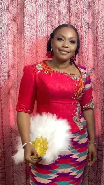 Kente Styles For Brides Mum, Kente Styles For Mother Of Bride, Mother Of The Bride Kente Styles, Ghanaian Lace Styles, Kente Styles For Older Women, African Party Dresses, Kente Dress, African Fabric Dress, Stylist Outfit