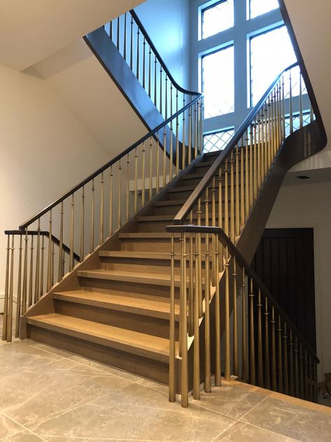 #brass #spindless #railings #railing #stairs #design #interiordesign #interior #banister #baluster #staircase #staircases #stairs #stairdesign Brass Baluster, Glass Railing Deck, Steel Stair Railing, Black Railing, Outdoor Handrail, Wrought Iron Stair Railing, Modern Railing, Glass Partition Wall, Millwork Details