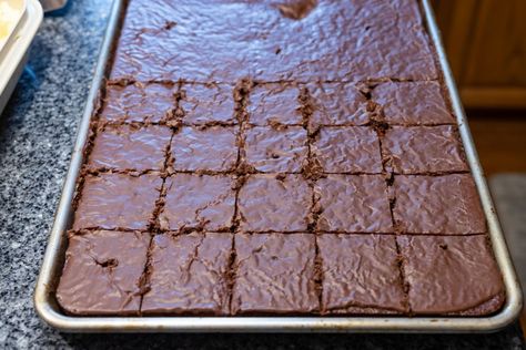 Large Sheet Cake Recipe, Chocolate Fudge Icing, Texas Sheet Cake Recipe, Sheet Cake Recipe, Chocolate Recipes Easy, Chocolate Fudge Frosting, Dark Chocolate Fudge, Texas Sheet, Chocolate Slabs