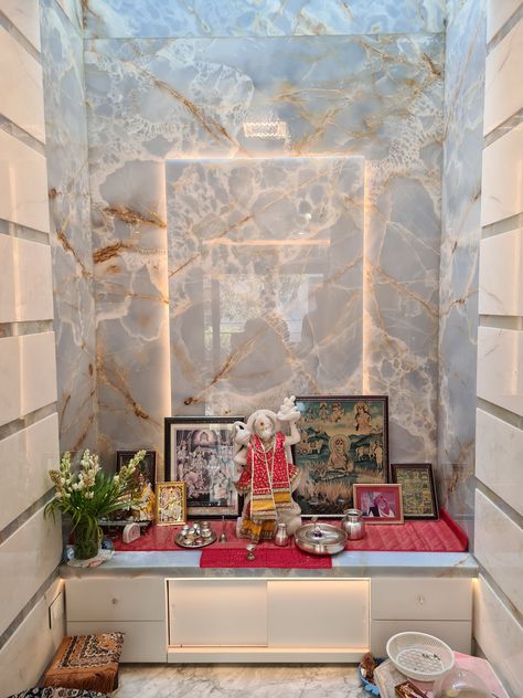 An application of Onyx stone to create an illuminated Hindu Puja or worship room. Small Puja Room Ideas, Onyx Pooja Room, Marble Pooja Room Design, Pooja Room Marble Design, Marbal Mandir Design Puja Room, Onyx Stone Interior, Onyx Marble Pooja Room, Marbal Mandir Home, Pooja Door Design