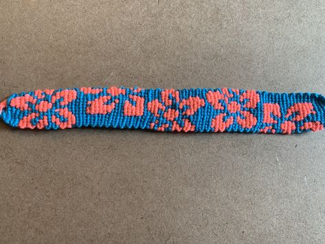 Hawaiian Flowers Friendship Bracelet Hawaiian Flower Bracelet Pattern, Flower Friendship Bracelet, Hawaiian Bracelets, Crazy Crafts, Bracelet Colors, Making Friendship Bracelets, Cute Friendship Bracelets, Bracelet Keychains, Lily Pattern