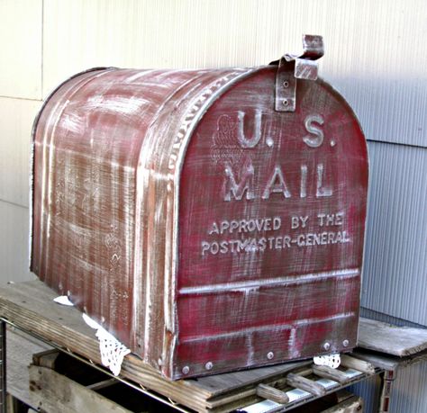 Little Vintage Cottage: Giant Mailbox Redo Old Mailboxes Vintage, Repurposed Mailbox Ideas, Old Mailboxes Repurposed, Old Mailbox Ideas, Vintage Mailbox Ideas, Farmhouse Mailboxes, Country Mailbox, Rustic Mailboxes, Us Mailbox