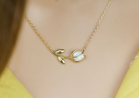 Tulip Necklace Aesthetic, Thick Gold Chain Necklace, Dream Accessories, Tulip Necklace, Rose Jewellery, Gift For Mom Birthday, Gold Mangalsutra Designs, Initial Earrings, Tulip Flower