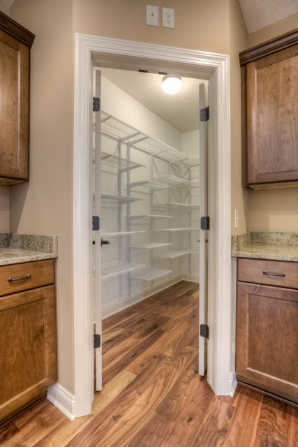 LARGE WALK-IN PANTRY Walk In Pantry And Laundry, Corner Pantry Ideas, Diy Pantry Organization, Dream Pantry, House Pantry, Corner Pantry, Diy Pantry, Kitchen Pantry Design, Kitchen Corner