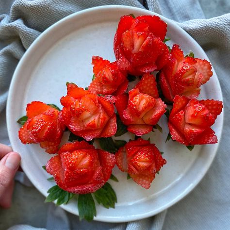 You must try these strawberry roses. They're so beautiful and perfect for Valentine’s Day. Strawberry Roses, So Beautiful, Strawberries, You Must, Valentines Day, Roses, Valentines, Fruit, Valentine's Day