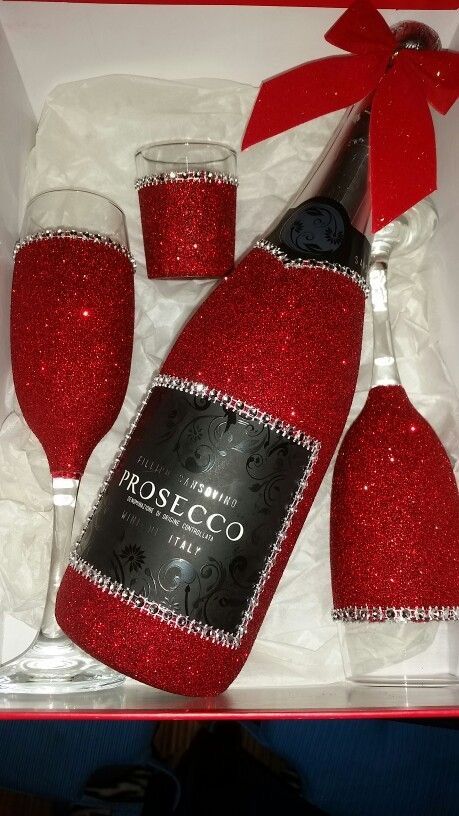 Quince Champagne Bottles Red, Quince Brindis Cups, Glittered Wine Glasses Diy, Diy Glitter Bottles, Decorated Bottles Ideas, Decorated Champagne Bottles, Champagne Bottle Decoration, Decorated Wine Bottles, Glitter Champagne Bottles