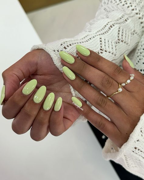 Pistachio green nails 💚 @glitterbels Kiwi Kini Builderbel gel Pista Green Nail Art, Candy Green Nails, Pistachio Gel Nails, Pistachio Nail Color, Pistachio Nails, Pistachio Green, Bedroom Decor Design, Green Nails, Pistachio