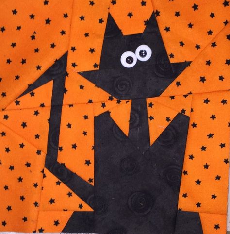 Fraidy Cat Halloween Paper Piecing, Fraidy Cat, Free Paper Piecing Patterns, Cat Quilt Block, Halloween Sewing Projects, Halloween Quilt Patterns, Halloween Blocks, Cat Quilt Patterns, Fall Quilt Patterns