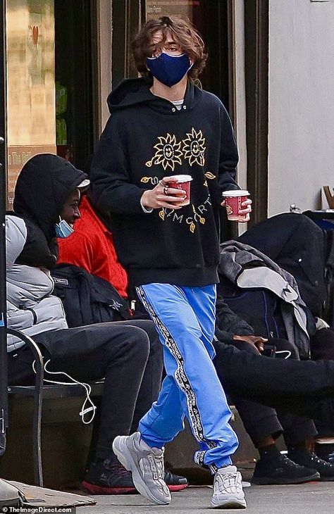 timothee chalamet timothée paparazzi timmy icon Timmy T, Regulus Black, Paparazzi Photos, The Perfect Guy, Timothee Chalamet, White Boys, Fav Celebs, Casual Hoodie, Black Hoodie