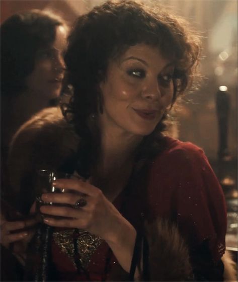 Polly Grey, Polly Gray, Helen Mccrory, Cillian Murphy Peaky Blinders, The Devils, Visual Media, English Actresses, Grey Outfit, Harry Potter Fan Art