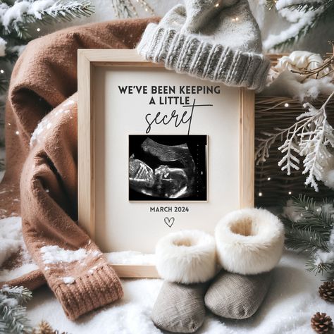 👼 🤰Share the warmth of your wonderful news with our Winter Wonderland Pregnancy Announcement Template! Nestled in fluffy snow, our cozy mittens hold the promise of joy with a sweet ultrasound photo, announcing.  This heartwarming scene is perfect for parents announcing a winter baby. The Canva template is fully editable, so you can add your personal touch and announce your bundle of joy your way ~ Editable Pregnancy Announcement ~ This editable and printable gender-neutral letter board boho pregnancy announcement is perfect for social media. The announcement features a neutral styled backdrop with eucalyptus leaves, a letter board, and baby props. You can include your baby's family name, due date, and even a photo of your choice (optional). Customize and personalize this announcement wit New Years Eve Baby Announcement, Winter Pregnancy Announcement Baby 2, Winter Pregnancy Announcement Photoshoot, Pregnancy Announcement Photos Christmas, Baby Announcing Ideas Christmas, Christmas Baby Announcement To Family, Winter Baby Announcement Ideas, Winter Pregnancy Announcement Photos, Pregnancy Christmas Announcement