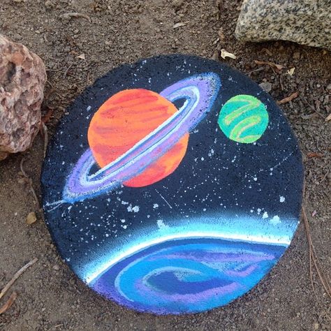 54 Likes, 4 Comments - Dorothy Ervin (@dotrock52) on Instagram: “Mark's planets painted on a stepping stone #paintedrock #rock #garden #rockpainting #planets…” Planet Painting, Painted Rocks Diy, Rock Painting Ideas Easy, Paint Rock, Rock Painting Designs, Stone Crafts, Rock Painting Art, Hand Painted Rocks, Pebble Painting