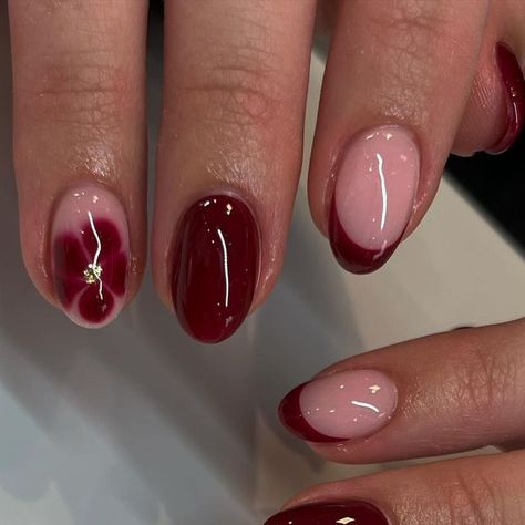 𝐆𝐈𝐀𝐍𝐆’𝐒 𝐍𝐀𝐈𝐋𝐒 on Instagram: "Lady in Red 🍷🥀💃✨ #red #biab #burgundy #biabgelnails #gelnails #frenchtipnails #winternails #flowers #winternails #nailart #nailtech #nailoftheday #nailinspiration" Short Almond Nails Red Art Designs, Red Tip Acrylics, Nails With Two Designs, Nail Art Simple Summer, Red Nails Ideas Simple, Burgundy Nails With Flowers, Red Nails With Nail Art, Simple Biab Designs, Red Nailart Nails