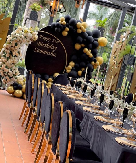 Formal Dinner Party Decorations, All Black Anniversary Party, Outdoor 70th Birthday Party Ideas, Black Silver And Gold 70th Birthday Party Ideas, 40th Birthday Table Decor, Classy Event Decor, Elegant 70th Birthday Party Ideas, Elegant 60th Birthday Party Decorations, Black And Gold Backdrop Ideas