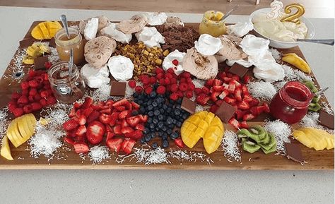 10 Inspirational Pavlova Boards You Didn’t Know You Needed This Summer | Families Magazine Pavlova Grazing Board, Pavlova Grazing Platter, Pavlova Board, Xmas Salads, Desert Boards, Pavlova Recipes, Christmas Platters, Nutella Raspberry, Dessert Boards