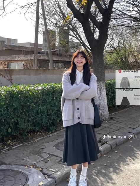 Japanese Cardigan Outfit, Long Skirt Outfits Korean Summer, Cardigan With Maxi Skirt, Japanese Mom Outfit, Modest Japanese Fashion, Japanese Fashion Winter, Japanese Outfits Casual, Neat Casual Outfits, Simple Style Outfits