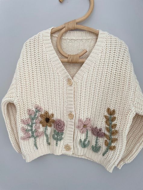 Sweater With Embroidered Flowers, Embroidery Cardigan Diy, Chunky Yarn Embroidery, Embroidered Sweaters, Diy Cardigan, Embroidered Jumper, Toddler Cardigan, Baby Boy Knitting, Cream Cardigan