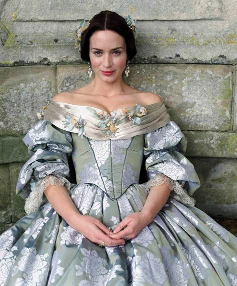 Emily Blunt as Queen Victoria wearing pearl drop earrings in "The Young Victoria" #EmilyBlunt #pearls #TheYoungVictoria Victoria Movie, Sandy Powell, The Young Victoria, Idda Van Munster, Film Costumes, Silver Gown, John Krasinski, Costume Drama, Beautiful Costumes