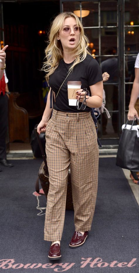 Kaley Cuoco Street Style Kaley Cuoco Style Casual, Brown Gingham Pants Outfit, Kaley Cuoco Hair Flight Attendant Outfits, Kaley Cuoco Street Style, Soft Natural Street Style, Kaley Cuoco Outfits, Choco Outfits, Kaley Cuoco Hair, Melissa Rauch