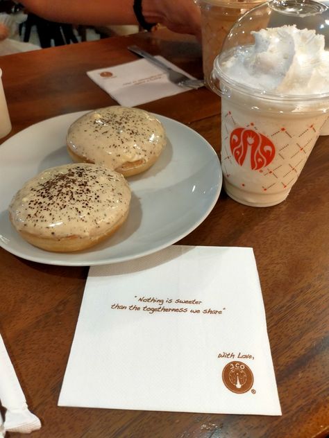 Having jco donut and white chocolate Jco Donut Aesthetic, Jco Donut, Donut Aesthetic, Jco Donuts, Donut Pictures, Pretty Desserts, Food Places, Milk Tea, White Chocolate