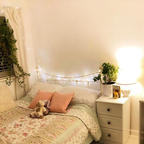 Twin Bed Aesthetic, Nighttime Bedroom, Clean Outfit, Bed Aesthetic, Room Things, Cottagecore Home, Room Goals, Quiet Life, Aesthetic Decor