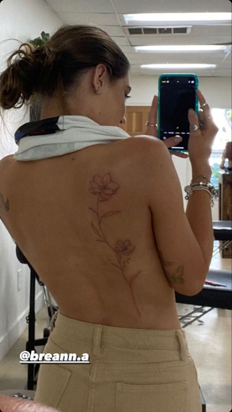 Line Work Back Tattoo Women, Side Of Back Tattoo Women, Tree Tattoo Women, Flower Back Tattoo Women, Hip Bone Tattoos Women, Riley Lewis, Flower Hip Tattoos, Black And White Flower Tattoo, Back Tattoo Women Spine