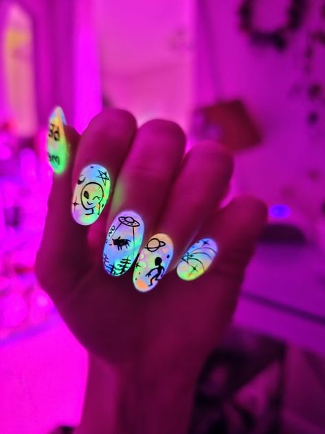 Alien Nails, Dark Nail Art, Dark Nail Designs, Summer Pedicure, Dark Nail Polish, Punk Nails, Glow Nails, Dark Nails, Halloween Nail Designs