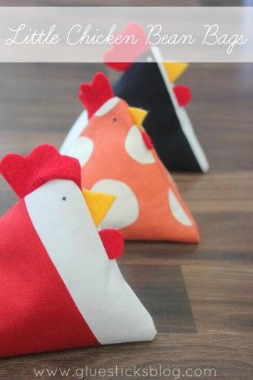 Little Chicken bean bag tutorial. Under 15 minutes. Could make bunny versions! Chicken Crafts, Chicken Pattern, Pattern Weights, Bag Tutorial, Bean Bags, Baby Diy, Sewing Toys, Fabric Projects, Sewing For Kids