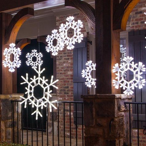 Outdoor Christmas Lights On House, White Christmas Lights Outdoor, Outside Christmas Lights, Led Outdoor Christmas Decorations, Outdoor Christmas Lights Diy, Snowflake Decor, Christmas Lights Outside, Starburst Light, Snowflake Lights