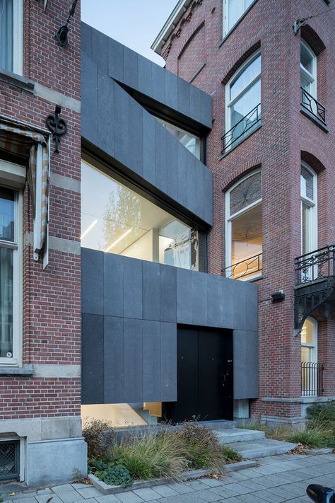 Barend Koolhaas slots steel and basalt gallery between brick houses Amsterdam Apartment, Brick Houses, Master Thesis, Amsterdam Houses, New Staircase, Building Front, Concrete Stairs, Timber House, Graphic Design Studio