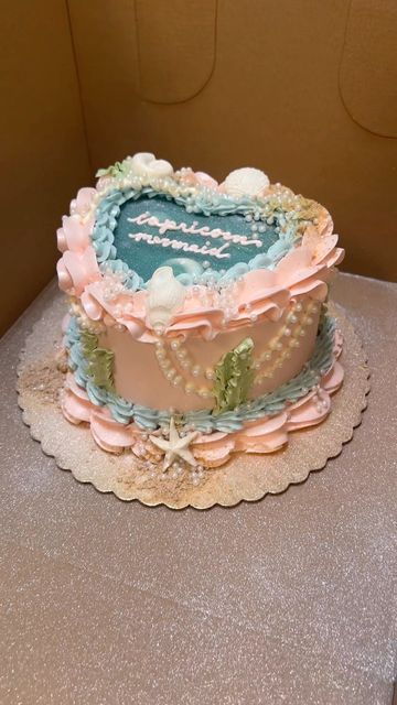 Siren Birthday Cake, Mermaid Cake Aesthetic, Mermaid Diy Cake, Siren Cake, Pink Mermaid Cake, Beach Cake Ideas, The Little Mermaid Birthday Cake, Summer Birthday Cake Ideas, Mermaid Inspired Cake