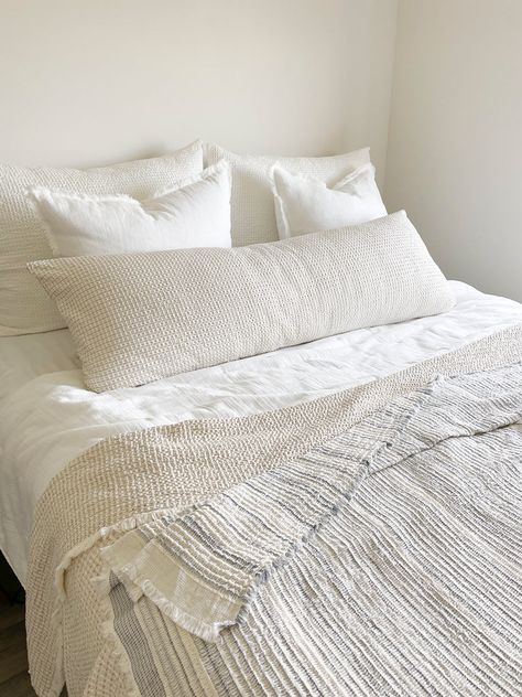 Bed With Body Pillow, Long Pillow On Bed, Neutral Bed Sheets, King Size Bed Pillows, Waffle Bedding, Bed Pillow Arrangement, Letto King Size, Back Support Pillow, Neutral Bedding