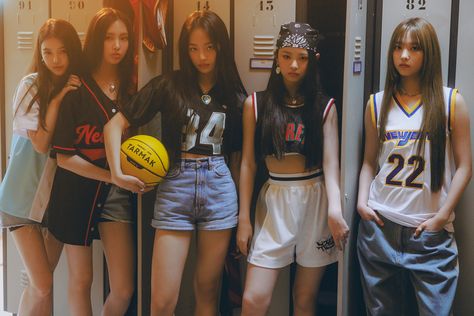 One day after the announcement of the group and the release of the Attention MV, NewJeans released 4 different “Hype Boy” MVs. The NewJeans members are Hanni, Minji, Danielle, Haerin and Hyein. Check the 4 different MVs below! NewJeans (뉴진스) ‘Hype Boy’ Official MV (DANIELLE&HAERIN ver.) NewJeans (뉴진스) ‘Hype Boy’ Official MV (MINJI ver.) NewJeansContinue reading → New Jeans Style, Pre Debut, My Chemical, Pop Up Stores, Group Photos, Incheon, Stage Outfits, Kpop Outfits, Debut Album