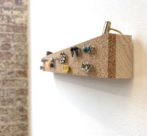 Stud Earring Organizer Diy, Cork Earring Holder, Jewellery Organisation, Diy Earring Holder, Wood Jewelry Diy, Cork Holder, Circular Art, Wood Jewelery, Jewelry Organizer Wall