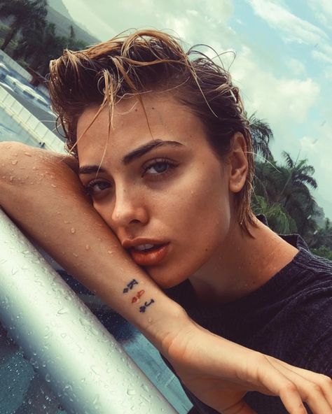 Wallis Day on Instagram: “been playing in tropical thunderstorms ⛈” Wallis Day, Surfer Hairstyles, Olivia Jade, Skateboard Photography, Short Hairdos, Waves Tattoo, Girl Haircuts, Pattern Tattoo, Tomboy Fashion