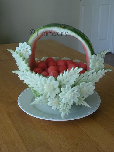 Front Daisy Basket | A watermelon fruit basket carving decor… | Flickr Watermelon Fruit Basket, Watermelon Basket, Veggie Art, Fruits Decoration, Decorações Com Comidas, Watermelon Carving, Food Sculpture, Fruit And Vegetable Carving, Edible Creations