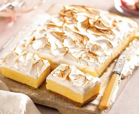 Gluten Free Lemon Meringue, Lemon Curd Cheesecake, Meringue Cheesecake, Cheesecake Slice, Baking Weights, Lemon Meringue Cheesecake, Cheesecake Tarts, Slice Recipe, Pie Cheesecake