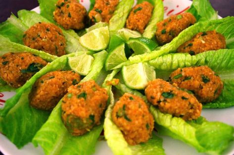 Fit Friday: Turkish Red Lentil Balls aka "Red Sonjas" - Domesticated Me Lentil Balls, Tasty Appetizers, Vegetarian Day, Turkish Delights, Armenian Recipes, Party Snack Food, Turkish Food, Eastern Cuisine, Queens Ny