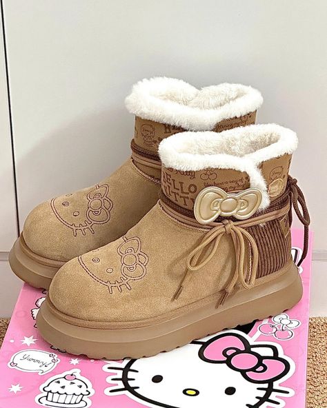 🥳Hello Kitty Thick-Soled Snow Middle Boots(High-Quality Version) Now available at cutelalaco.com! Link in bio to shop. Follow @cutelalacoshop for more cute items! #hellokitty #hellokittylover #hellokittyfan #snowboots #boots Rich Shoes, Brown Snow Boots, Kuromi Clothes, Uggs With Bows, Hello Kitty Shoes, Walk Alone, Cute Items, Hello Kitty Items, Swag Shoes