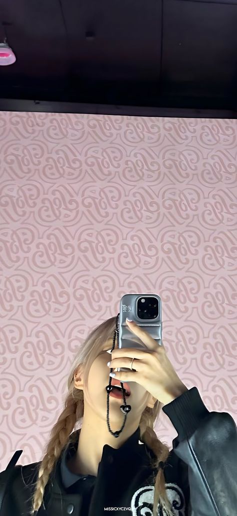 Rose From Blackpink, Rosé Lockscreen, Blackpink Lockscreen, Blackpink Instagram, Rosé Concert, Bp Rosé, Rose And Rosie, Rosé Instagram, Blackpink Edit