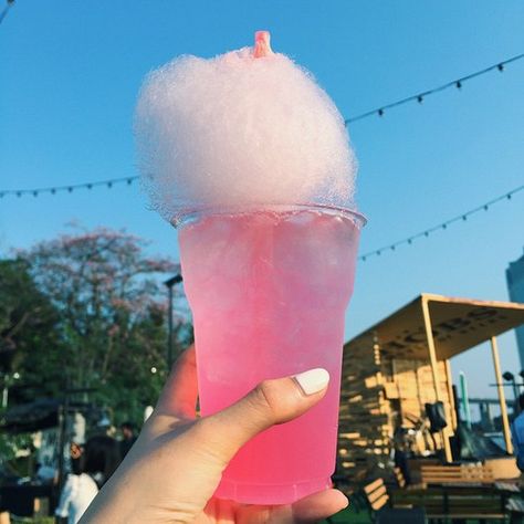 bebida con algodon Candy Alcohol, Roxy Lalonde, Events Business, Colorful Drinks, Fruit Yogurt, Dont Drink And Drive, Fairy Floss, Happy Food, Vodka Drinks