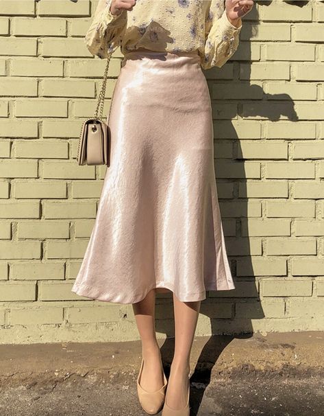 Pastel Pink Skirt Outfit, Colourful Feminine Outfits, Soft Feminine Outfits, Feminine Outfits, Elegant Outfit Classy, Tailored Clothes, Clueless Outfits, Slim Skirt, Cardigan Set