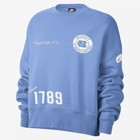 Marked with details that celebrate the year your school was founded, this roomy sweatshirt is all about celebrating the Tar Heels and their history at UNC. Made with our midweight brushed fleece, it feels extra soft on the inside and smooth on the outside to help you stay cozy as you show out for your team on game day and every day. Unc College, Unc Chapel Hill, Sweatshirt Nike, High School Outfits, Virginia Tech Hokies, Mississippi State Bulldogs, Hooded Tee, Cute Nike Shoes, North Carolina Tar Heels